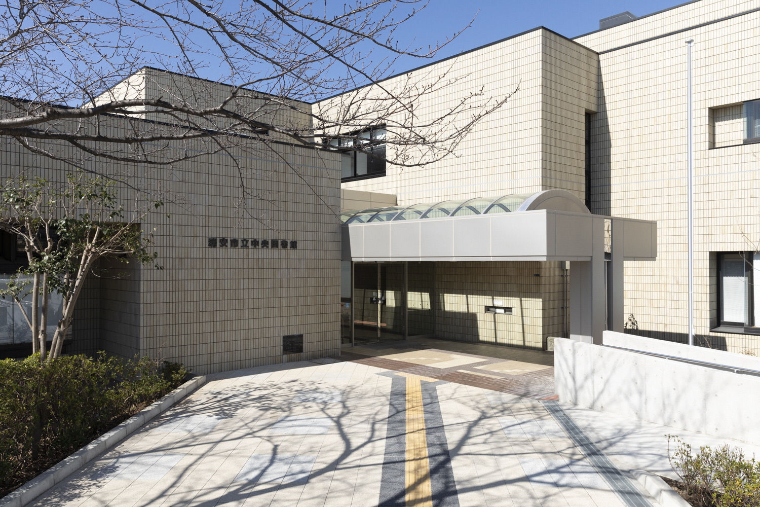 〒279-0004 千葉県浦安市猫実１丁目２−１ 浦安市立中央図書館